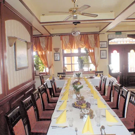 ホテル Restauracja Podzamcze 2*