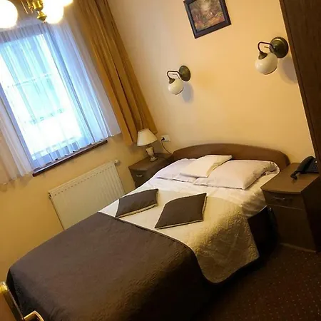 Restauracja Podzamcze 酒店 什切青
